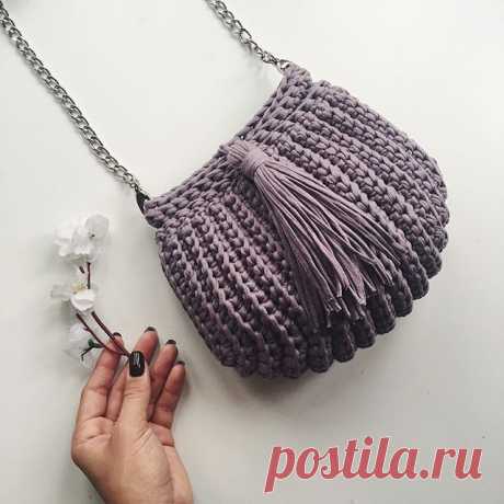 .
Мой первый вязаный тест для школы вязания @myfergyschool.ru 😌
Связалась сумочка на одном дыхании.
По времени часа за 2 наверное. 
Этот цвет один из моих любимых.
Пряжа от @myfergy.ru
Основа связана из  XL
Кисточка из XS
Безумно рада возможности поучаствовать в следующем тесте!
Готова приступить и показать свою супер скорость и профессионализм!😍🙏🏽
.
#тестгруппа_myfergyschool
#myfergy #knitting
#knitwear #knit
#вязание #вязаниекрючком
#пряжа #трикотажнаяпряжа
#вязанаяс...