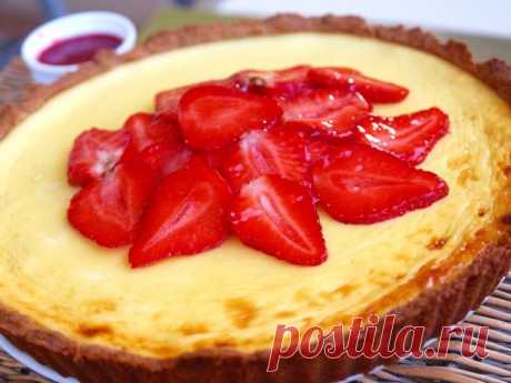 Чизкейк с клубникой и малиновым кули.