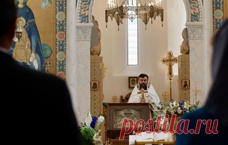 В Париже почтили память жертв трагедии в школе Беслана. Панихида прошла в Свято-Троицком кафедральном соборе