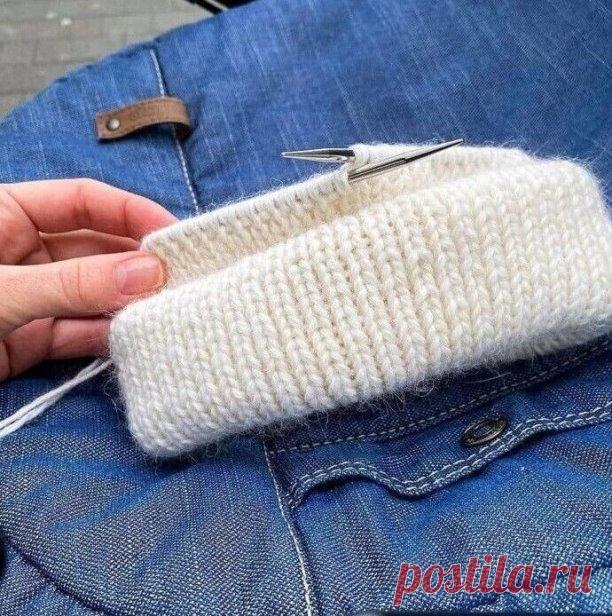 Как без сложных расчётов связать шапку :
1. Берём пряжу потолще или вяжем в 2 нuти (здесь у меня Natica и Lana Gatto Class)
2. Быстрый вариант - резинка 1х1 или 2х2
3. Вяжем образец потуже (я выбрала спицы 3.75 мм)
4. Считаем, сколько петель в 10 см, чуть растянув резинку. Делим полученное число на 10 и умножаем на свой обхват головы. Для подворота прибавьте пару сантиметров.
5. Вяжем резинкой нужную длину. Связав подворот и ещё немного, я обычно меряю шапку, подтянув спиц...