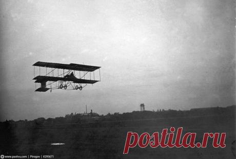 Автор фото: Сергей Васильевич Челноков. Москва. Зрители наблюдают за показательным полетом летчика Сергея Уточкина на биплане "Фарман". | Клад сделанный прадедом: "Один снимок стоил, как корова..."