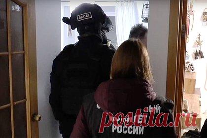 Спецназ поймал подложивших бомбу под машину россиянина. В Томске спецназ Росгвардии задержал двух мужчин, подложивших бомбу под автомобиль местного жителя. утром 7 ноября томич обнаружил под днищем своей машины самодельное взрывное устройство. Он остался жив благодаря тому, что оно не сдетанировало. Задержанным вменяется покушение на убийство и незаконное изготовление СВУ.