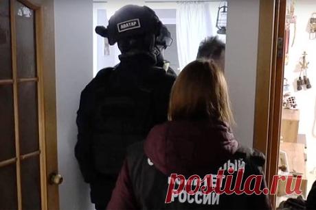 Спецназ поймал подложивших бомбу под машину россиянина. В Томске спецназ Росгвардии задержал двух мужчин, подложивших бомбу под автомобиль местного жителя. утром 7 ноября томич обнаружил под днищем своей машины самодельное взрывное устройство. Он остался жив благодаря тому, что оно не сдетанировало. Задержанным вменяется покушение на убийство и незаконное изготовление СВУ.