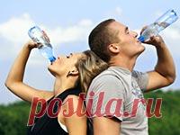 Сколько пить воды Калькулятор для расчета ежедневного количества воды, показывает сколько пить воды в сутки. Расчет производится по нормам Всемирной организации здравоохранения, американских и европейских норм с учетом, уровня активности, возраста, веса, окружающей среды и других параметров.