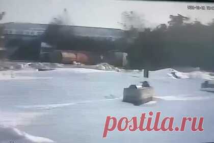 Момент взрыва резервуара с битумом на российском предприятии сняли на видео. Момент взрыва резервуара для хранения битума на предприятии в Пензе, в результате которого погибли три человека, сняли на видео. Его публикует Telegram-канал «112». На кадрах видно, что после прорыва в нижней части резервуара битум выливается на территорию предприятия. Жидкость оказывается на грузовиках.