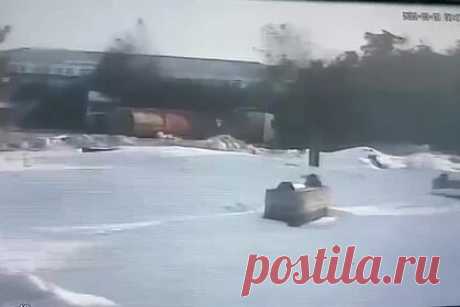 Момент взрыва резервуара с битумом на российском предприятии сняли на видео. Момент взрыва резервуара для хранения битума на предприятии в Пензе, в результате которого погибли три человека, сняли на видео. Его публикует Telegram-канал «112». На кадрах видно, что после прорыва в нижней части резервуара битум выливается на территорию предприятия. Жидкость оказывается на грузовиках.