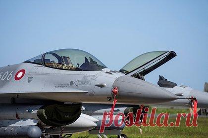 Новые F-16 для Украины оказались слишком дорогими. Отправка Украине старых версий истребителей F-16 потребует их замены через четыре-шесть лет, а передача Киеву новых самолетов модификации Block 70 оказывается слишком дорогой для США. Об этом в колонке для издания Defense News пишут военные аналитики Джон Хен и Уильям Кортни.