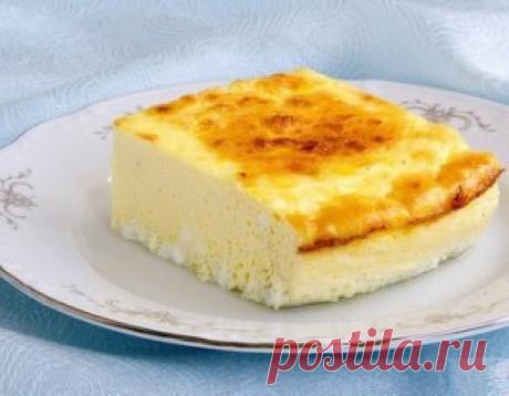 Пышный омлет.
Омлет по этому рецепту получается необыкновенно нежным и пышным. В него можно смело добавлять нарезанную зелень, томаты, оливки, грибы и любые другие ингредиенты по вашему вкусу.
Нам потребуется:
Яйца – 6 шт.,
Молоко – 250 мл,
Соль – по вкусу,
Сливочное масло для смазывания формы.
Духовку разогрейте до температуры 200 градусов. Смажьте форму для запекания сливочным маслом.
Яйца разбейте в миску, посолите и слегка подбейте венчиком или вилкой. Сильно взбивать не нужно, иначе омлет в