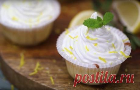 Легкие лимонные капкейки
Ингредиенты:
Молоко — 230 мл
Растительное масло — 160 г
Яйцо — 1 шт.
Сахар — 90 г
Мука — 270 г
Разрыхлитель — 1 ч. л.
Соль — 1 щепотка
Лимон (цедра) — 1 шт.
Яичный белок — 2 шт.
Сахарная пудра — 120 г
Лимонный курд — 150 г
На 100 г — 339 ккал
Приготовление:
1. Из молока, масла, яйца, сахара, муки, разрыхлителя, соли и цедры лимона замешиваем однородное тесто.
2. Подготовленные формы для кексов заполняем тестом на .
3. Выпекаем (180 °C) 20–30 минут.
4. Из белков и сах