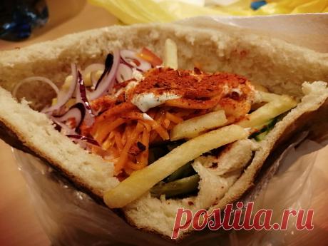 Впервые в жизни попробовал идеальную шаурму. Расскажу, где отыскать это гастрономическое чудо.
Я отведу вас туда, где делают идеальную шаурму. Всем привет, с вами ЭКОНОМЕТР В любом из городов, куда приезжает наш проект, одним из важнейших вопросов остается вопрос питания. Если говорить про Красноярск, то я кажется нашел идеальный вариант общепита — гигантскую и вкуснейшую шаурму. Невероятное...
Читай дальше на сайте. Жми подробнее ➡