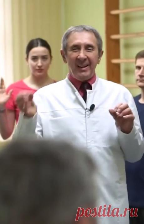 На видео приводится пример того, как делается гимнастика Стрельниковой. Показан основной (универсальный) набор упражнений.