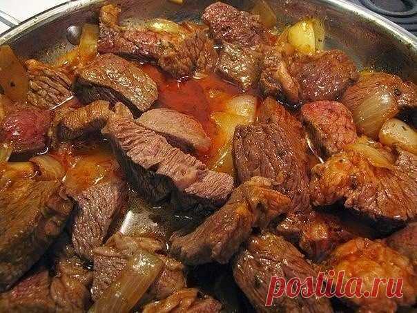 Bкусный, дoмашний гyляш
Ингредиенты:
- мясо (говядина или свинина) - 500г,
- лук репчатый - 2 шт,
- мука - 1 ст. ложка,
- томатная паста - 3 ст. ложки,
- соль, перец, лавровый лист, зелень.
Приготовление:
Мясо вымыть, обсушить и нарезать кубиками. Лук мелко порезать. В глубокой сковороде разогреть масло и обжарить мясо на сильном огне ~5 минут. Добавить к мясу лук и жарить, периодически помеши