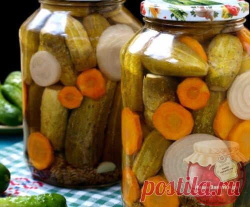 Пикантный вкус огурцов по-польски нравится всей моей семье. Рецепт простой, но на зиму я делаю несколько видов этой закуски. Предлагаю лучшие из моей кулинарной тетрадки. Закатываю маринованные хрустящие зеленцы с горчицей, еще закрываю банки с чесноком. Люблю делать как салат – дольками и без стерилизации. Очень вкусно