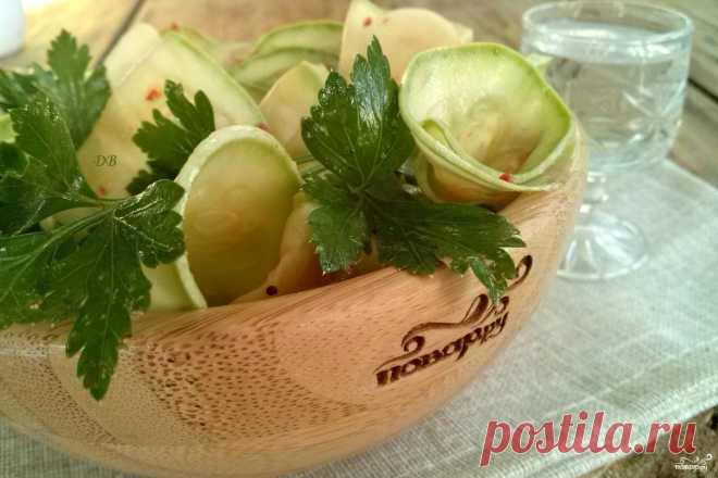Кабачки маринованные мгновенного поедания 
источник Лучшие рецепты Повара

Кабачки маринованные мгновенного поеданияНедавно мне презентовали соевый соус, до этого я как-то обходила его стороной. Вот решила поэкспериментировать с ним. Весь бук…