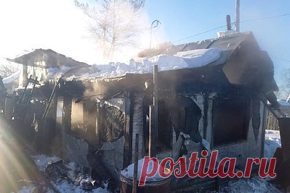 Трое россиян забрались в чужой дом и сгорели в нем заживо. В городе Советская Гавань в Хабаровском крае три человека заживо сгорели при пожаре в деревянном доме. По данным прокуратуры, пожар произошел в частном жилом доме в СНТ «Строитель». Сотрудники правоохранительных органов начали проверку для выяснения обстоятельств случившегося.