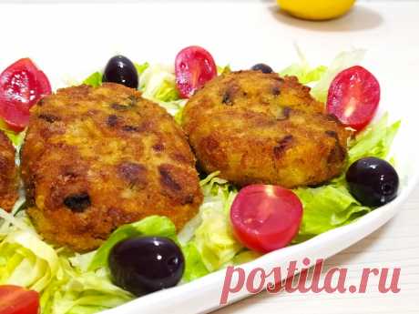 Вкусные картофельные котлеты с шампиньонами и твердым сыром.Рецепт котлет. Готовлю вкусные,мягкие нежные картофельные котлеты с шампиньонами и твердым сыром.С салатом это просто объедение.Рецепт простой и легкий.ИНГРЕДИЕНТЫ:Отварной картофель – 600 грГрибы шампиньоны – 250 грТвердый  тертый сыр – 100 грЯйцо – 1 штЛук – 2 штУкропСольПерецПанировочные...