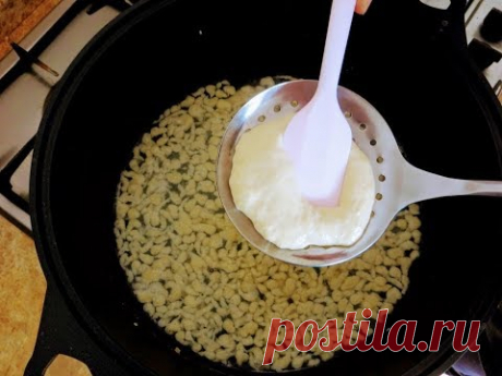 Протираем тесто через шумовку для потрясающего вкусного блюда / Домашние галушки с курицей
