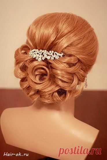 Свадебная прическа с маленькой диадемой