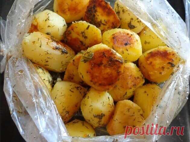 Картофель запечённый с соусом!

Маринуем очищенные клубни картофеля среднего размера, в соусе.
Для этого смешиваем:
5 столовых ложек растительного масла,
4 зубчика чеснока отжатого через пресс чесночницу;
чайную ложку вашей любимой специи;
чайную ложку соли;
рубленную зелень укропа и петрушки.
В этом маринаде в глубокой миске перемешиваем наколотый зубочисткой картофель и даём ему постоять для пропитки.
Духовку разогреваем до 200 градусов и запекаем картофель в течении час...