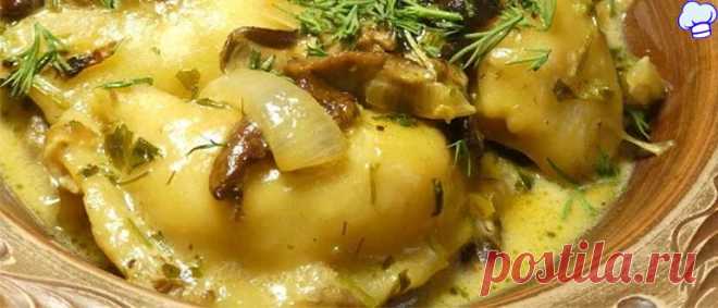 Вареники с квашеной капустой в грибном соусе Вкуснейшие вареники с квашеной капустой в грибном соусе из сухих белых грибов – супер блюдо украинской кухни.