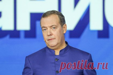 Медведев призвал снимать кино о войне. В России должно сниматься больше кинокартин военного жанра, считает заместитель председателя Совбеза России Дмитрий Медведев. Медведев отметил, что российский кинематограф не стоит на месте и сказал, что не стоит останавливаться на достигнутом. «Надо идти вперед. Снимать о войне», — отметил он.