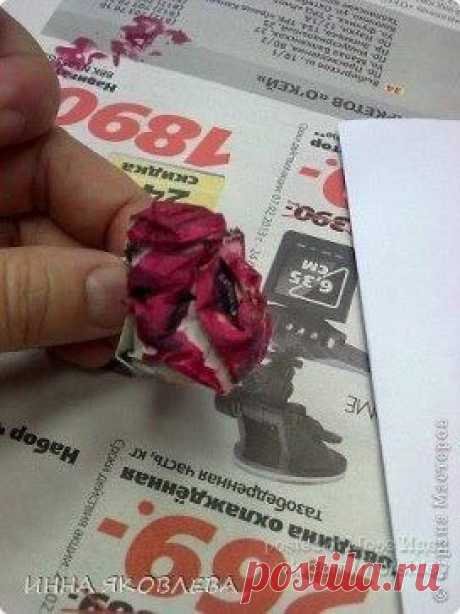 Как нарисовать цветы при помощи газеты
Берём кусочек газеты (полиэтилена), комкаем в небольшой шарик, мажем кисточкой в нужный цвет. Можно жидко развести краску на одноразовой тарелке и макать туда комочек.
Далее ставим отпечатки на лист бумаги.
Рисуем стебельки и листики-отпечатки.