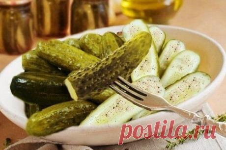 Острые хрустящие огурчики 
Для приготовления понадобится:
• Огурцы - 4 кг.
Для маринада: 
• сахар - 1 стакан 
• соль - 3 ст.л. 
• уксус 9% - 1 стакан 
• растительное масло - 1 стакан
• черный молотый перец - 1 ч.л. 
• красный молотый перец - 1 ч.л. 
• сухая горчица - 2 ст.л.
• сухой чеснок - 2 ст. л.
Приготовление: 
1. Для маринада все соединить и перемешать. 
2. Огурцы разрезать либо на кружочки либо продольно на 6-8 частей, кому как нравится. 
3. Смешать огурцы с маринадом. Выдержать 2 час