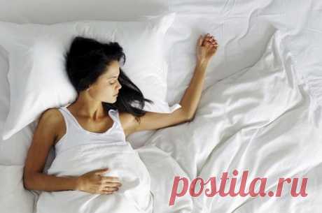 Как научиться спать на спине -