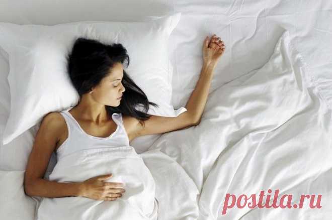 Как научиться спать на спине -