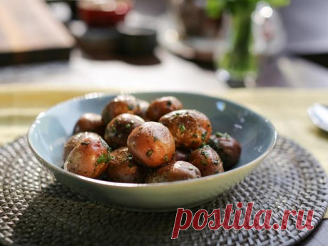 Жареный картофель в кожуре рисоль с зеленью