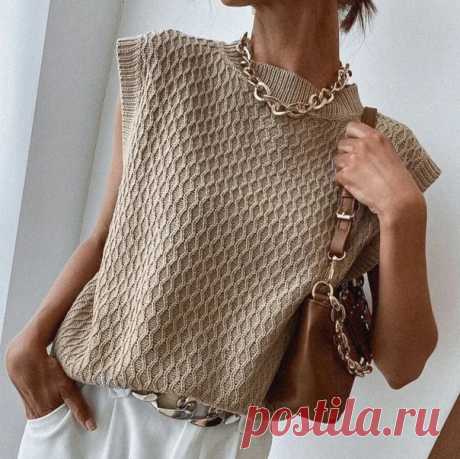 БЕЗРУКАВКА С УЗОРОМ ИЗ ЛИЦЕВЫХ ПЕТЕЛЬ SHEIN

Простой фасон с круглым вырезом горловины и свободным прямым силуэтом — актуальная модель на все времена. Связав эту безрукавку из хлопка, можно носить эту вещь как на голое тело, так и в качестве второго слоя, например, на рубашку или водолазку.

Узор очень простой. Один раппорт вяжется за 6 петель в ширину и 8 рядов в высоту. На схеме даны только лицевые ряды, изнаночные вяжутся так, как лежат петли на спице.
