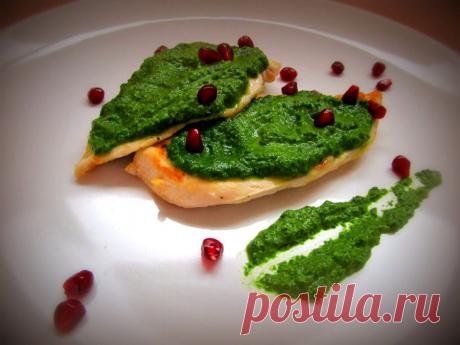 Вкусная куриная грудка под шпинатным соусом.