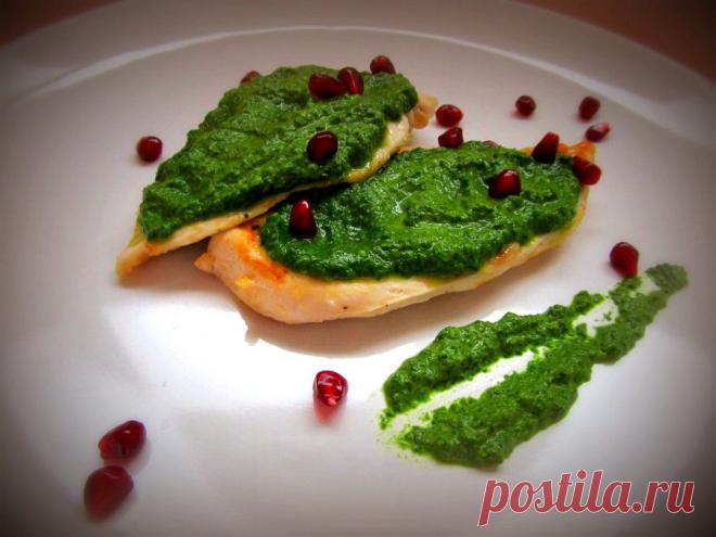 Вкусная куриная грудка под шпинатным соусом.