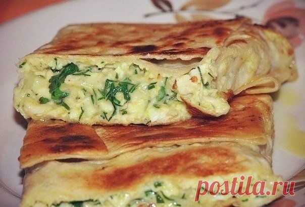 Пирог из лаваша с сыром и зеленью.