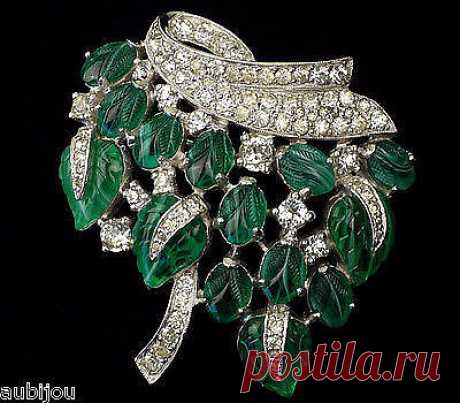 Зелёный камень изумруд! -
Из глубины уральских руд.
Хозяин каменного царства,
Наследства - кровное богатство.
Тон красок сочный, травяной,
Цвет исключительно живой,
В структуре чистый силикат,
Густой, насыщенный смарагд.