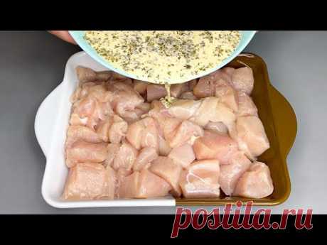 Заливаем куриное филе соусом и ставим на 30 минут в духовку. Даже сухое мясо начинает таять во рту