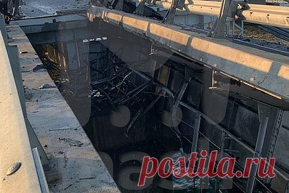 Стало известно о типе предположительно атаковавших Крымский мост беспилотников. Крымский мост могли атаковать при помощи модернизированных морских военных беспилотников, сообщает Telegram-канал Mash. По данным издания, атака водных дронов является основной версией следователей. В районе 145-й опоры моста, где зафиксировали происшествие, были обнаружены обломки водных мотоциклов.
