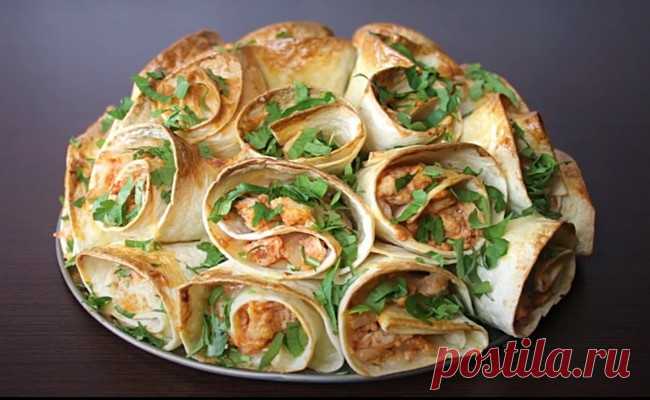 Закуска на праздник из лаваша. Легко и вкусно! Предлагаю Вам необыкновенно вкусную закуску на праздничный стол! Готовится просто, получается необыкновенно вкусно! Ингредиенты: Лаваш - 15 кружков ( 550 гр.) Куриная грудка (отварная) - 1 Сыр