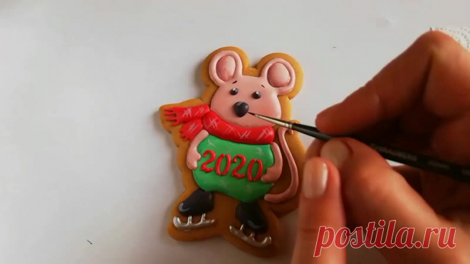 Экспресс-урок по росписи новогодней мышки от пряничной феи с золотыми крылышками - Елены Подгорной @podgornaya.elena 

Для этого пряника мастер использовала набор: трафарет+форма «Мышка с надписью 2020» Артикул: LC-00008930 Большой плюс этого набора - готовая надпись 2020 на трафарете. Вы можете переносить её не только на свитерок мышки, но и на любой другой новогодний пряник.

Расскажите, пожалуйста, планируете ли вы включать мышек в свои новогодние наборы? Или всё же бол...