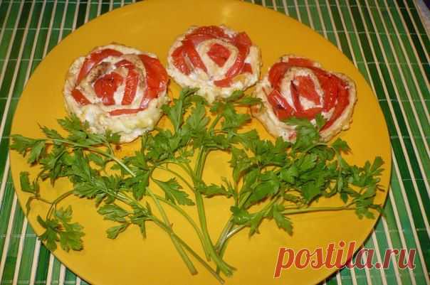 Розы из куринного филе с помидорами.