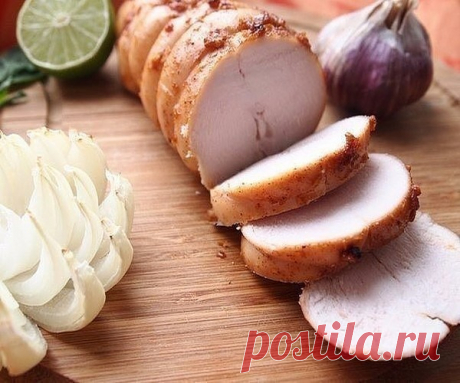 КУРИНАЯ ПАСТРОМА 🍗

Ингредиенты:

- 1 шт. грудка куриная (без кости)
- 2 ст. молоко коровье
- 3 ч.л. соль
- 1 ст.л. масло оливковое
- 1 ст.л. соевый соус
- 1 ч.л. мед
- 1/4 ч.л. мускатный орех
- 1/2 ч.л. паприка (сладкая)
- 1 ст.л. сок лайма
- 3 зубчика чеснок

Приготовление:

1. Куриная пастрома - это прекрасная замена напичканным химией магазинным мясным изделиям и просто замечательная закуска. Причем готовится пастрома достаточно просто. Куриную грудку помыть и помести...