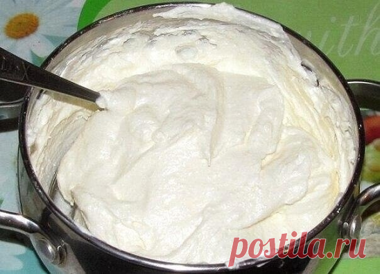 Простой творожный густой крем для торта!
Настоящая находка! 

Ингредиенты:
Крем:
320 г творога
175г масла
90г сахарной пудры
65г сгущенки
1 пакетик ванильного сахара
1 ст.л. коньяка или десертного вина

Приготовление:
Размягченное масло взбить с сахарной пудрой и растертым ванильным сахаром до побеления. Добавить несколькими порциями сгущенку, тщательно взбивая на максимальной скорости. В конце добавить коньяк.
Творог протереть через сито в готовый крем.
Взбить.