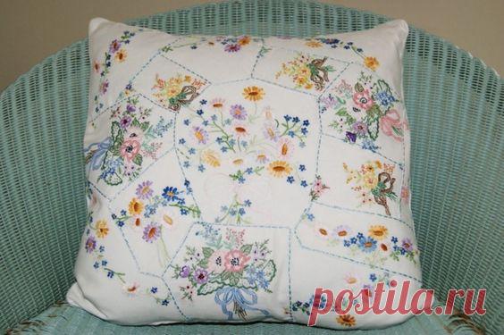 Подушки. В ход идут ненужные вышитые салфетки, скатерти, дорожки...