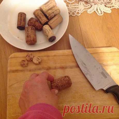 Из обычных винных пробок мастерица сделала практичный аксессуар