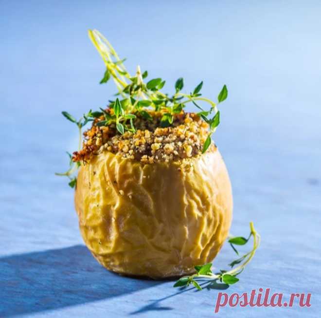 Obuolys, įdarytas šonine ir riešutais