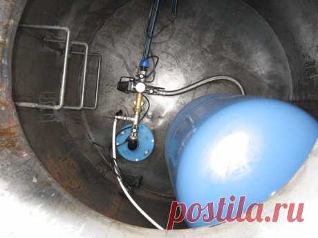 Обустройство скважины с кессоном.

Иногда в процесс обустройство скважин, входят такие элементы как установка кессона. По форме, на внешний вид кессон бывает в виде цилиндра, и в виде квадрата.

Перед установкой кессона, вокруг обустраиваемой скважины делают яму, при этом часть осадной колонны отрезают. 

В проделанную яму опускают кессон, насаживая на обсадную трубу через проём, который делают в его дне.