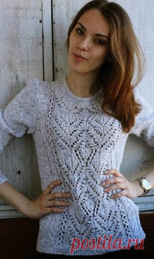 Светлый свитер с ажурной вставкой