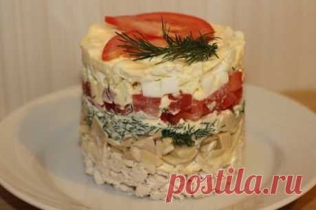Салат с курицей и маринованными грибами Ингредиенты:Филе куриное — 200 гЯйца — 2 шт.Помидор — 1 шт.Грибы маринованные — 150 гЗелень — 1 пучокМайонез или греческий йогурт — по вкусуПриготовление:1. Филе куриное сварить, нарезать кубиками и выложить первым слоем. Смазать майонезом.2....