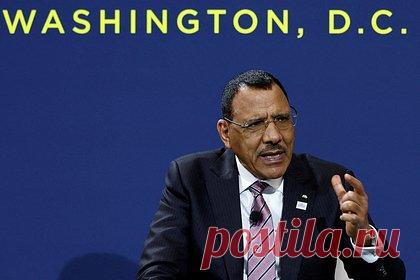 Посол Нигера обвинил мятежников в пытке голодом свергнутого президента. Посол Нигера в США Мамаду Киари Лиман-Тингуири обвинил мятежников, устроивших военный переворот в африканской стране, в пытке голодом свергнутого президента Мохаммеда Базума. По его словам, мятежники хотят заморить голодом свергнутого президента, содержат его в неосвещенном подвале своей резиденции.