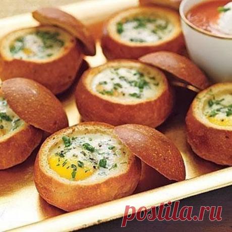Запеченные яйца в булочках.